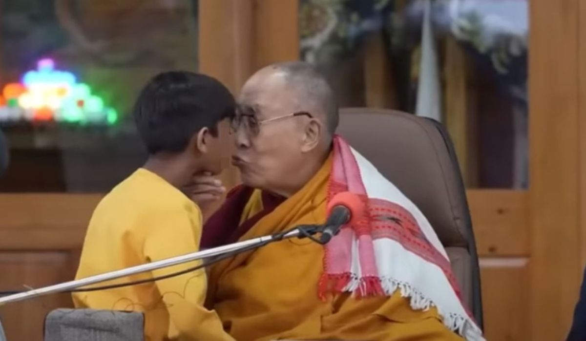 El Dalai Lama pidió disculpas por besar en la boca a un nene