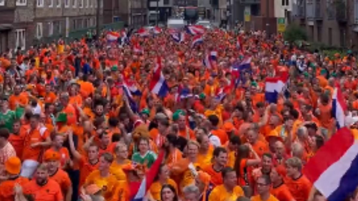 Hinchas de Países Bajos virales tras armar una coreo en plena calle