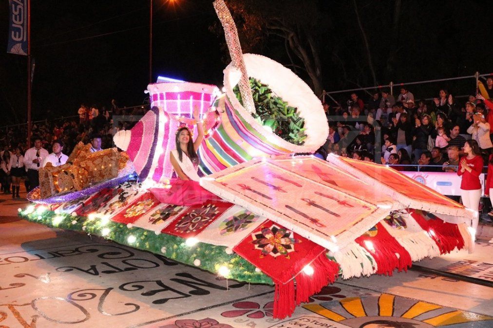 Impresionante Primer Desfile De Carrozas