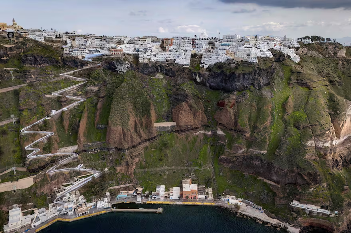 Cientos de temblores y más de 7000 evacuados: qué pasa en la isla de Santorini en Grecia