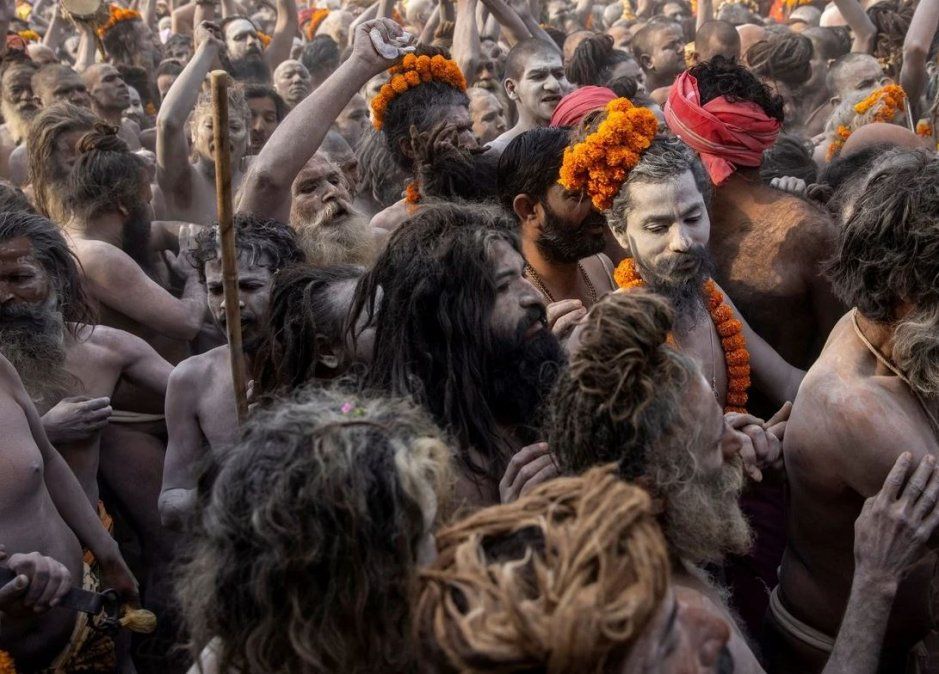 Miles de hindúes en el baño ritual en el río Ganges, a pesar de la pandemia