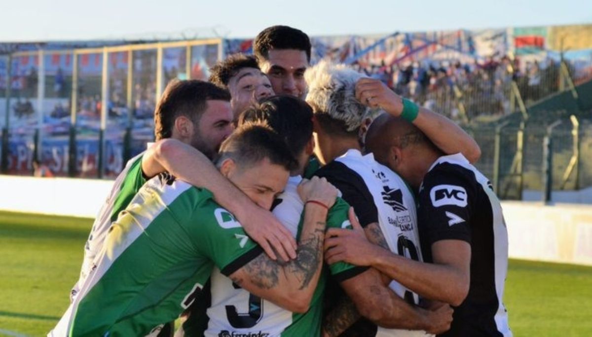 Otro batacazo en Copa Argentina: Villa Mitre eliminó por penales a Arsenal