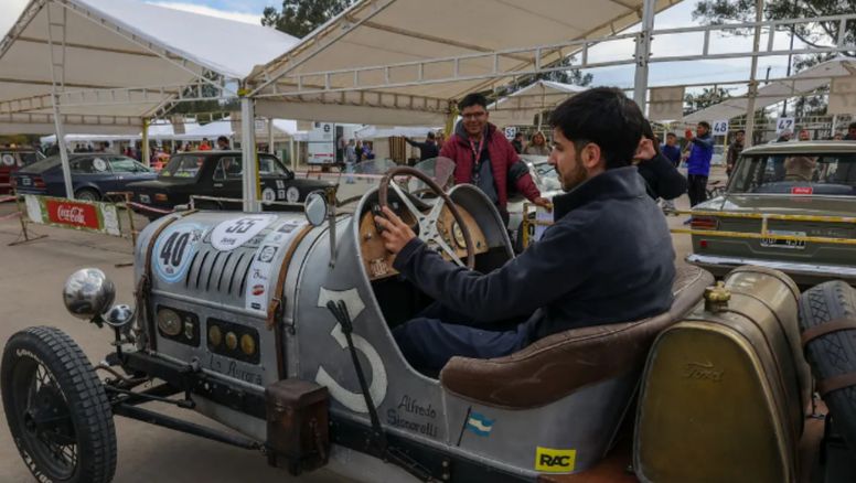 Los autos de colección brillaron en Ciudad Cultural