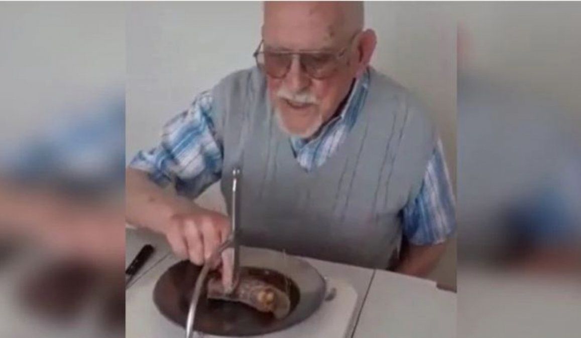 Tiene 95 años e inventó un dispositivo para que un amigo que perdió una mano pueda usar los cubiertos