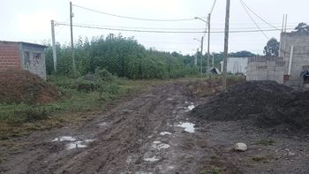 Nueva Florida, a oscuras y bajo el agua: el reclamo vecinal que el municipio no responde