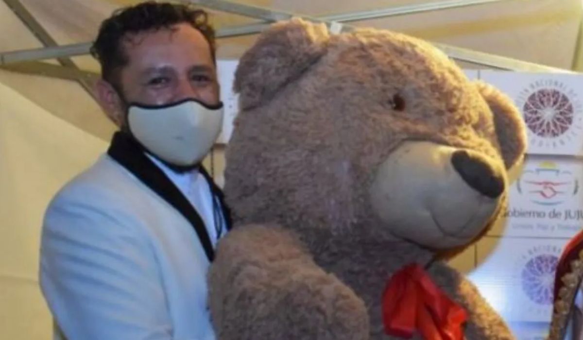 Foto: ex juez Matías Ustarez con un oso donado.