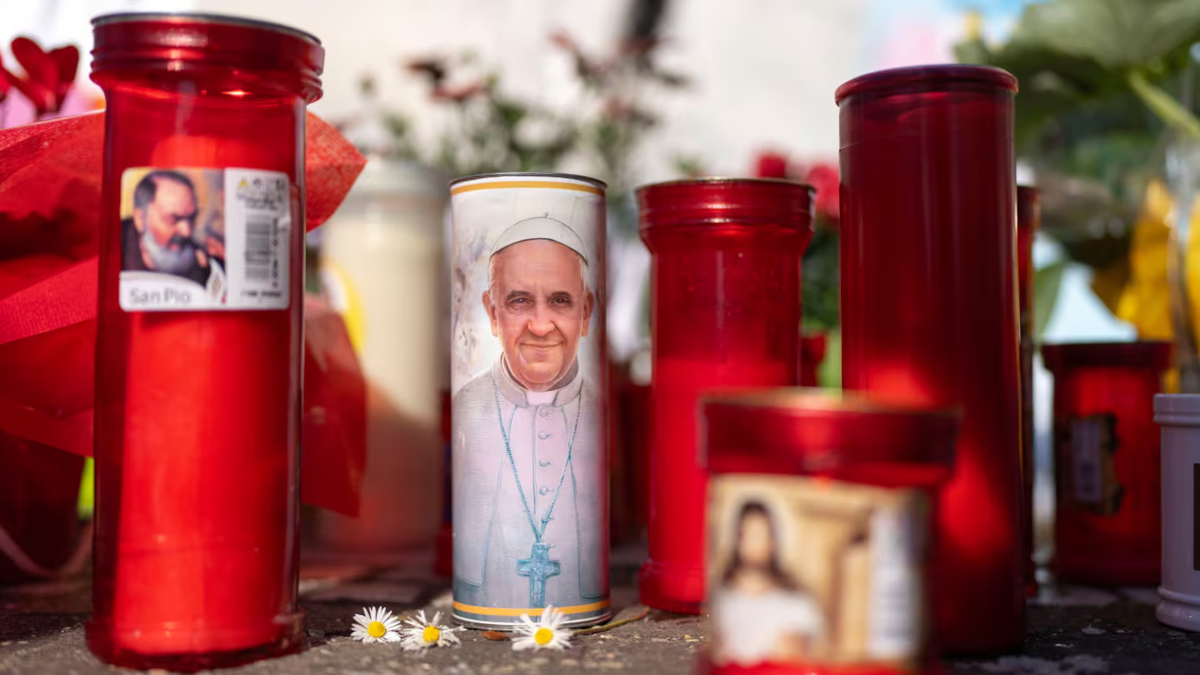 El Papa Francisco pasó otra noche tranquila y descansa en el hospital