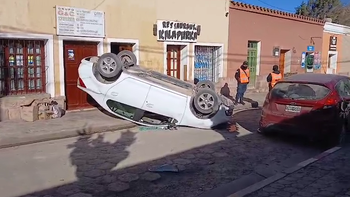 Tremendo vuelco de un automóvil en las calles de Tilcara