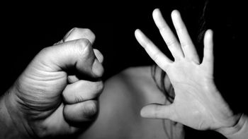 Intentó asfixiar a su ex pareja y le dio una golpiza con un cable a su hijo de 13 años