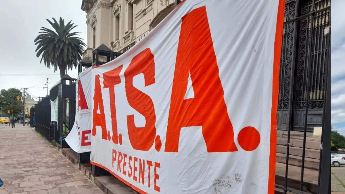 Además de salarios, trabajadores de la sanidad exigen boletos de colectivo gratis