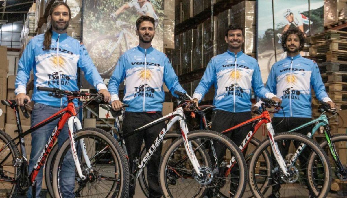 Recorrerán en bici 15 países para llegar a Qatar: Es el viaje de nuestras vidas