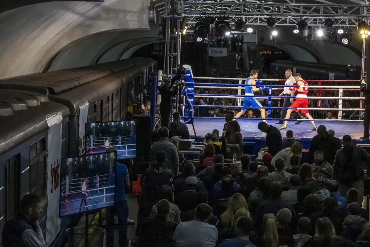 En Ucrania se organizó un torneo de boxeo en una estación de subte