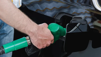 La venta de combustibles cayó en abril por tercer mes consecutivo
