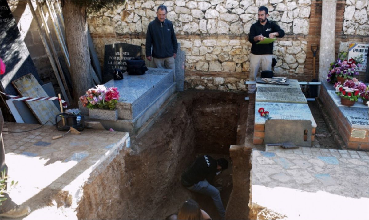 España reparará a víctimas del franquismo y exhumará fosas comunes