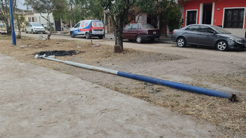 El abandono tuvo consecuencias: caída de un poste pudo provocar una tragedia en Alto Comedero