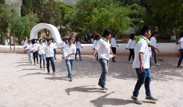 Turistas sorprendidos con niños adoradores