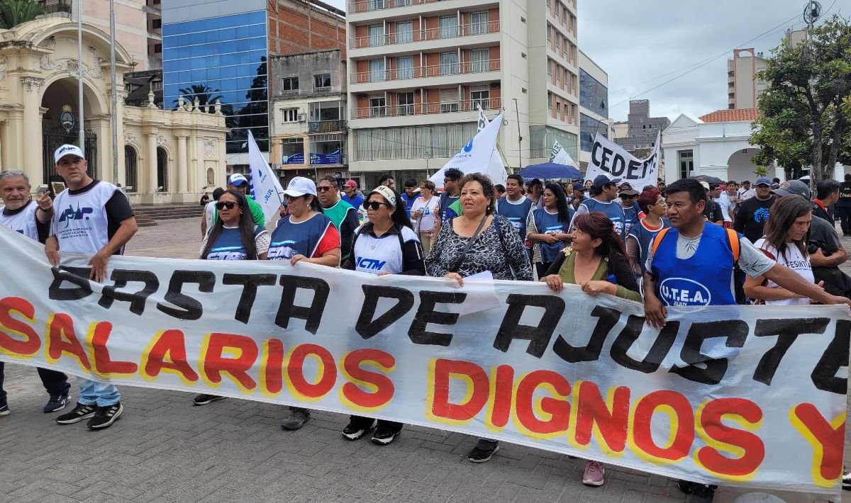 Contundente y masiva marcha contra las imposiciones salariales del gobierno