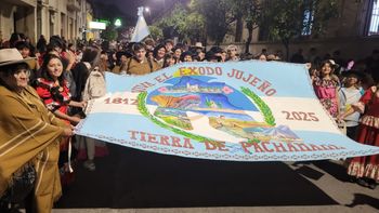 Jujeños recrearon la gesta heroica del Éxodo Jujeño con una nueva Marcha Evocativa