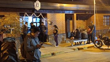 Permanencia de la familia de Tamara Fierro en la comisaría esperando respuestas