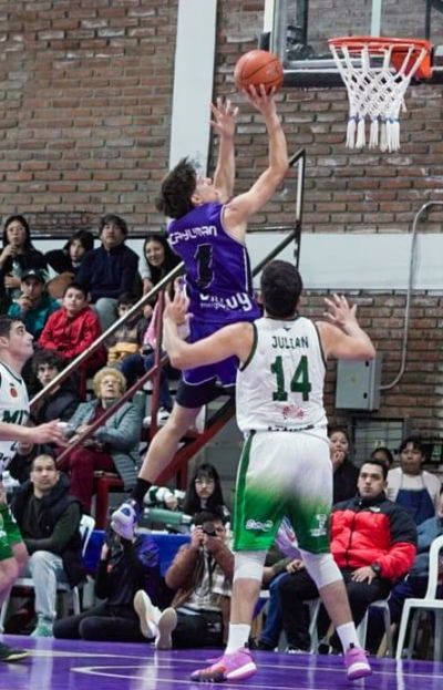 El Carmen Básquet sigue imparable y sumó otra noche inolvidable en casa
