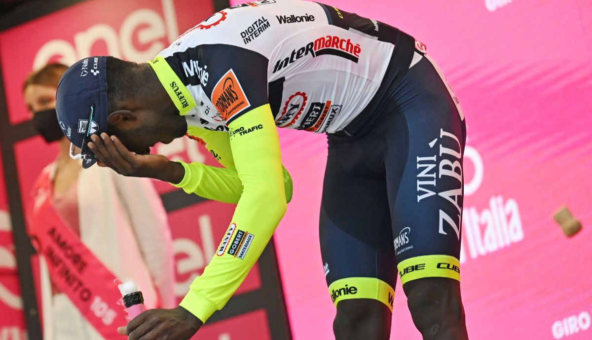 Ganó una etapa del Giro de Italia: corchazo y al hospital