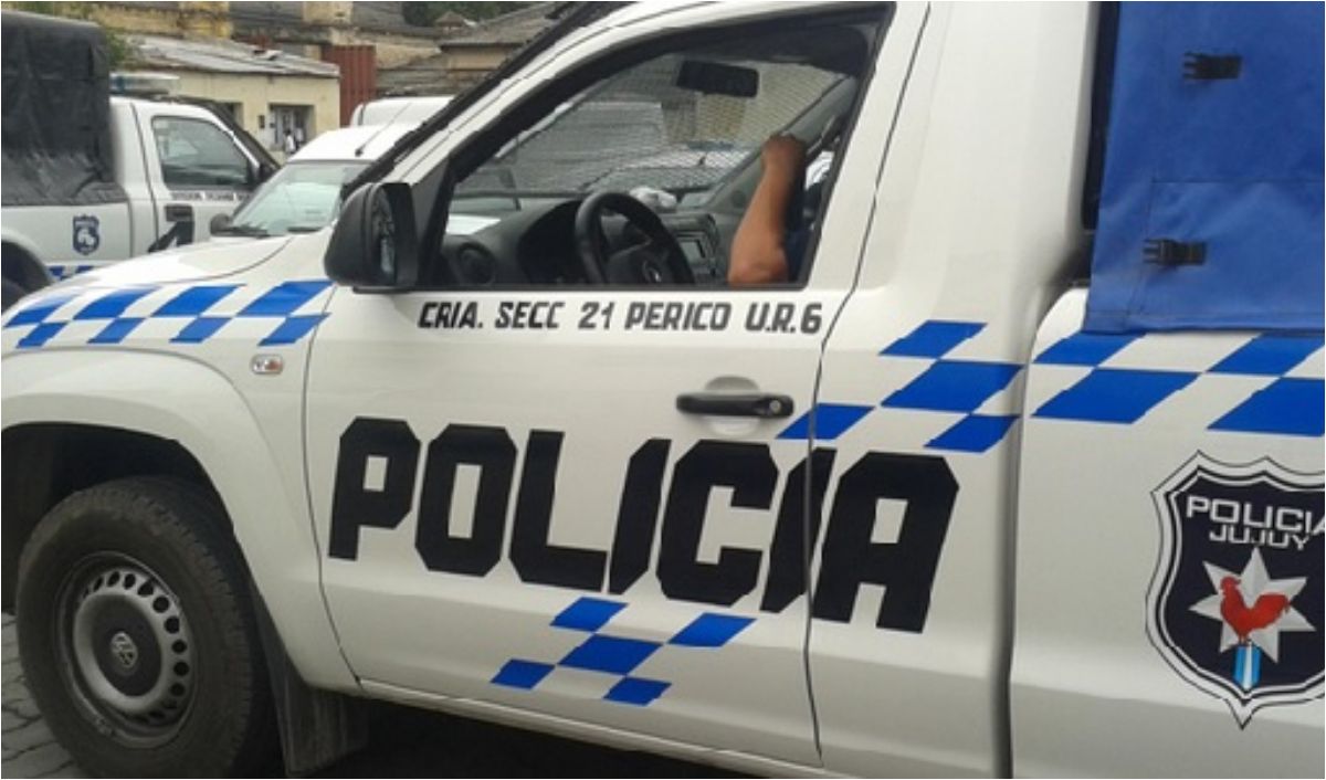 La policía en Perico conduce vehículos con cubiertas lisas y cámaras parchadas