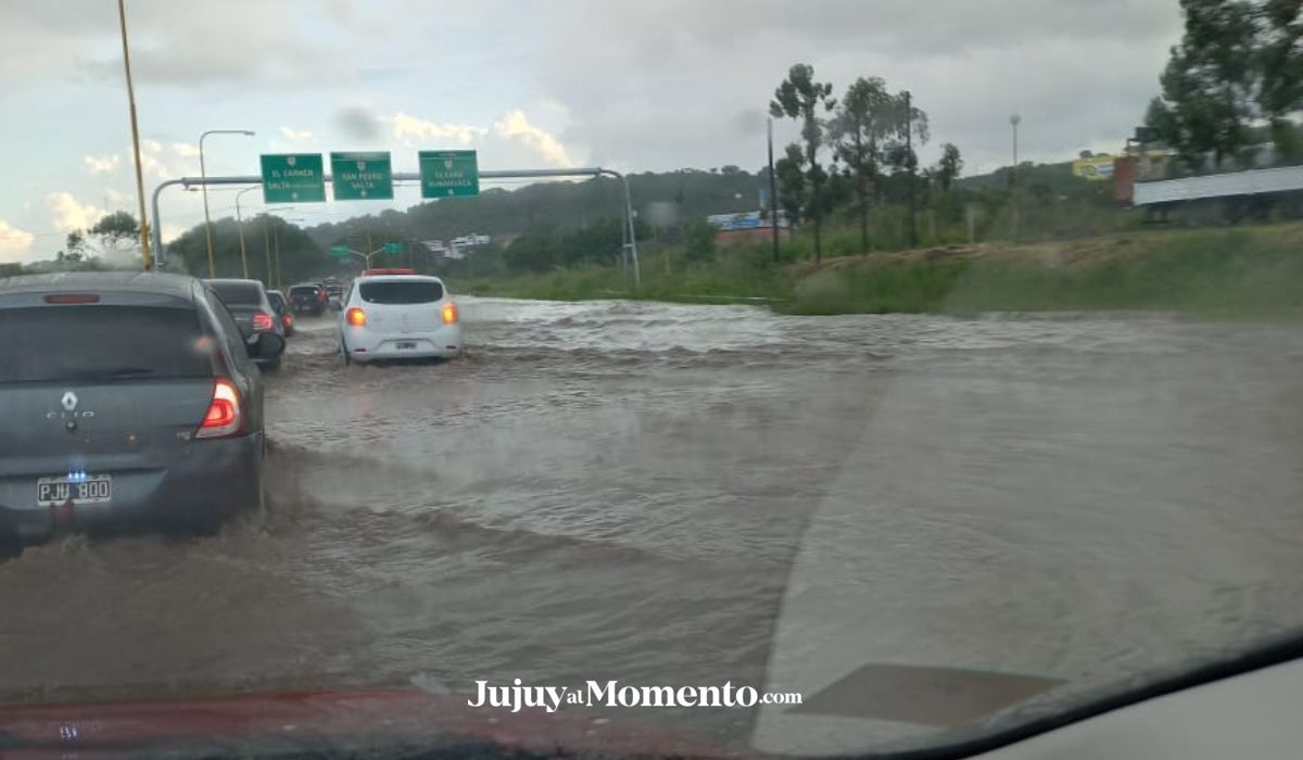 Intensa lluvia en San Salvador convirtió al acceso sur en un río