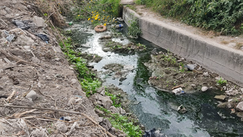 Un canal tapado y desbordado de basura genera preocupación en Punta Diamante