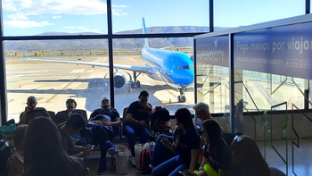 El turismo receptivo cayó 16% en julio, mientras viajes al exterior marcaron récord