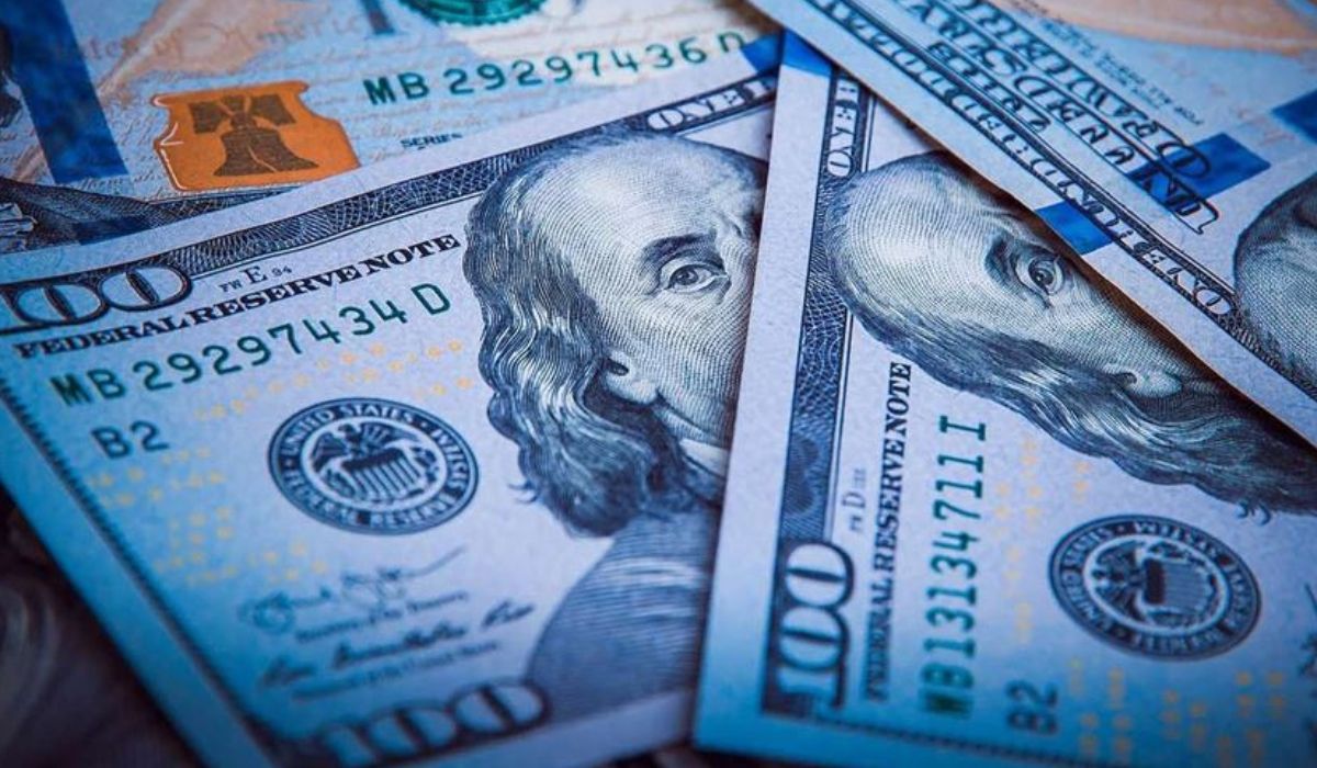 El dólar blue subió $11 en la semana y se acerca a los $400