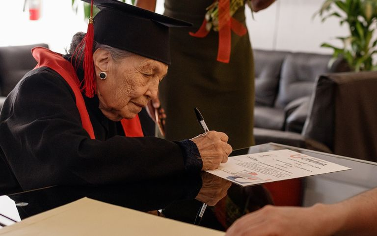 La abuela que se hizo viral por graduarse de la Universidad con 93 años
