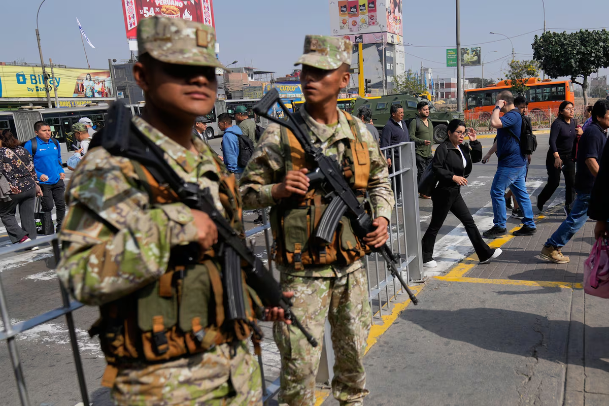 Militares en las calles: rige el estado de emergencia en Perú Militares en las calles: rige el estado de emergencia en Perú