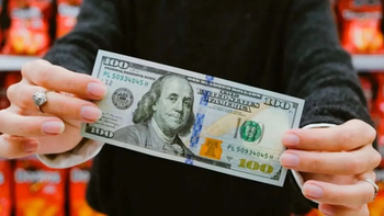 Los dólares financieros operan con leve alza, pero el blue cerró a la baja