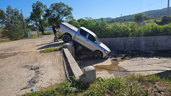 Camioneta quedó incrustada en un canal en la Ruta 53