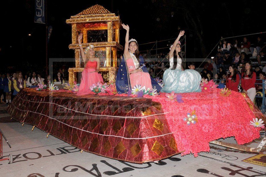 Impresionante Primer Desfile De Carrozas