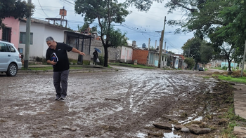 Llueve, la calle se hace un barrial y es una odisea llegar a una escuela de Alto Comedero