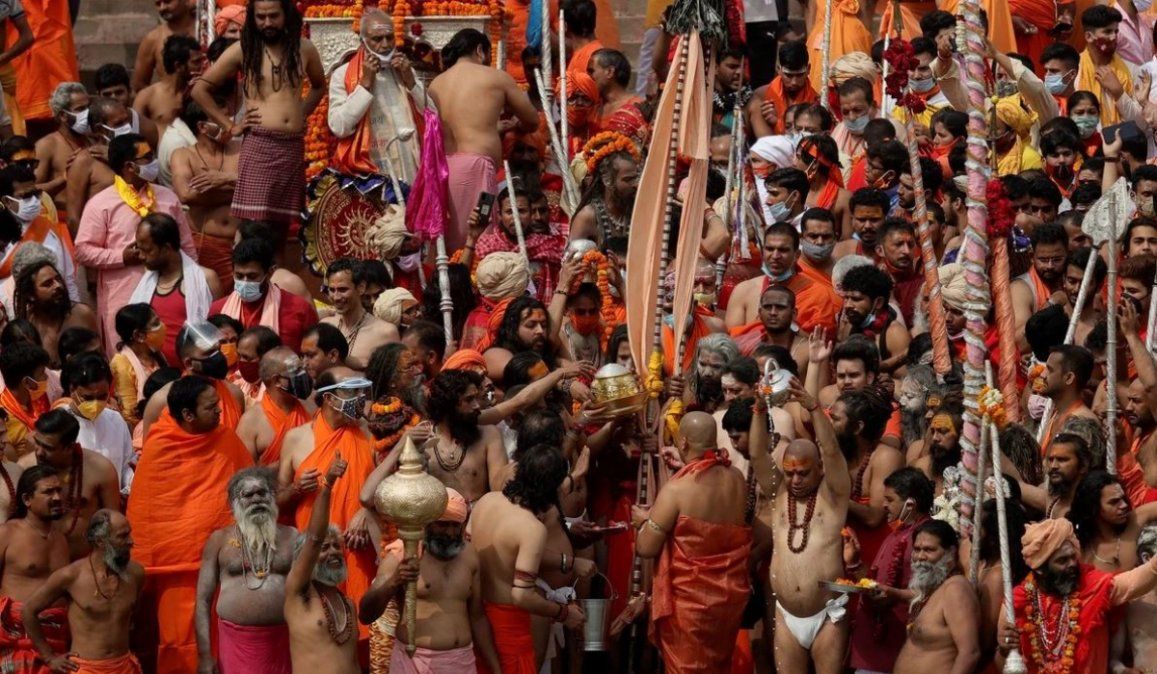 Miles de hindúes en el baño ritual en el río Ganges, a pesar de la pandemia