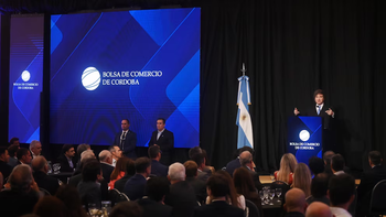 Milei en Córdoba: insistió en que la inflación empezará con 0 en agosto y se mostró con Adorni