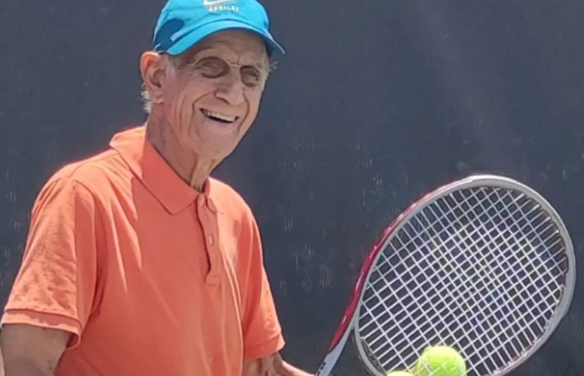 Tiene 97 años de edad y juega un Mundial de tenis