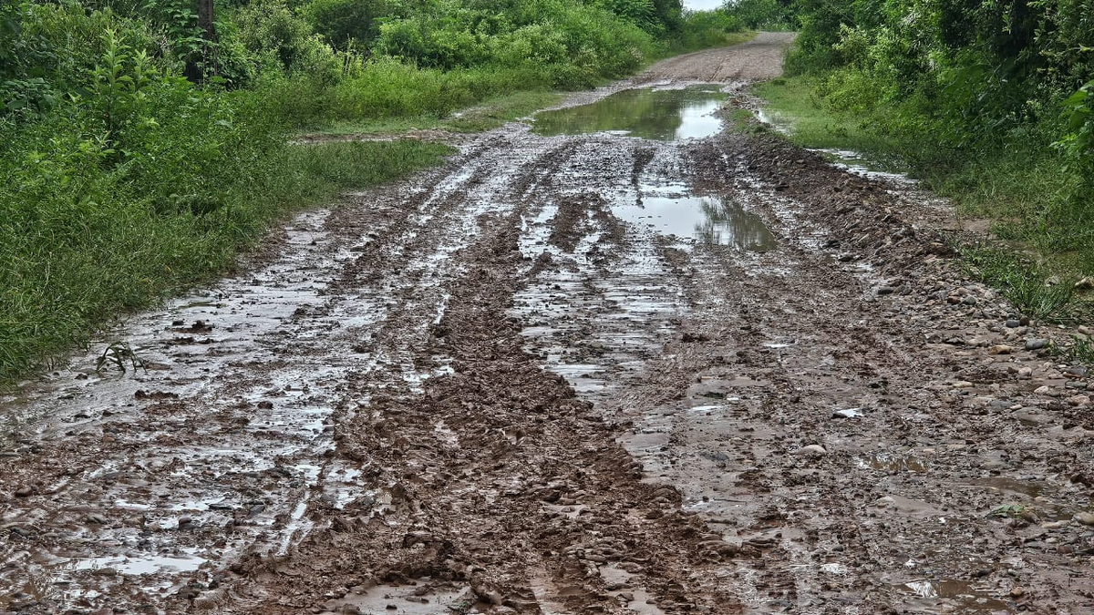 Con las lluvias, la Ruta provincial N°10 queda prácticamente intransitable