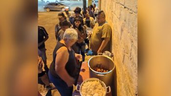Vecinas a pulmón asisten con un plato de comida a personas necesitadas
