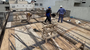 La industria registró su primera mejora anual, mientras la construcción rebotó