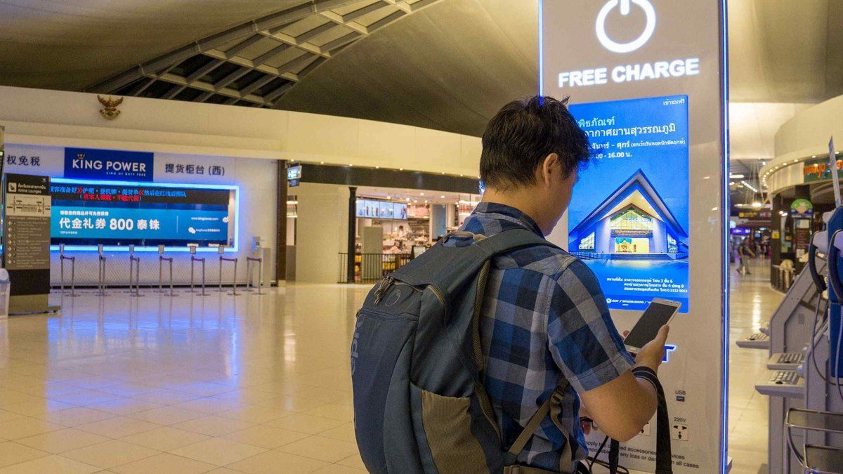 ¿Por qué es peligroso cargar el celular en los aeropuertos?