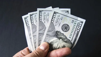 El dólar oficial del Banco Nación bajó, pero el blue subió y se empardaron
