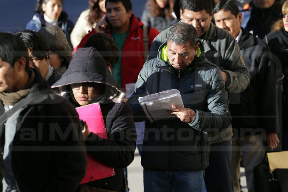Docentes realizan largas filas para presentar documentación en Junta