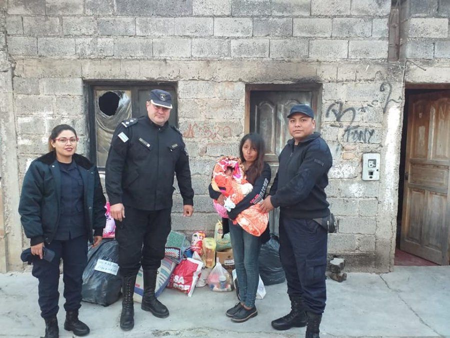 Policías solidarios hicieron una colecta para una familia que perdió todo en un incendio