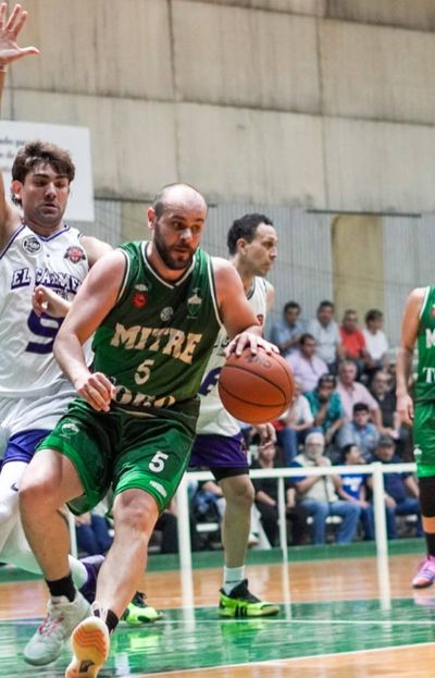 Con Llarena encendido, El Carmen Básquet sigue firme en la cima