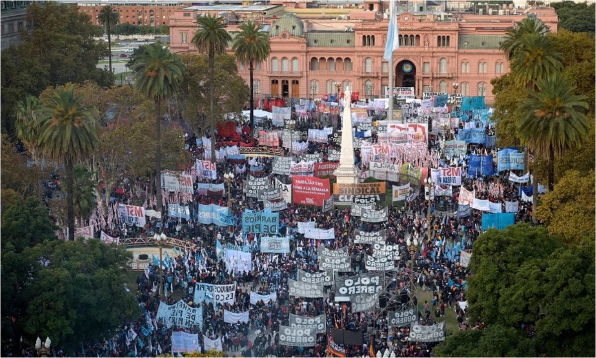 La marcha federal llenó la Plaza de Mayo para reclamar por planes y alimentos