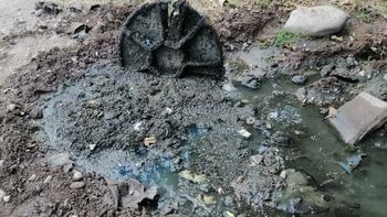 Perico: obra mal hecha, desbordes de líquidos cloacales y una denuncia de años