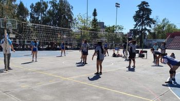 Torneo Solidario de Vóley en el Parque: juegan para ayudar a un Merendero